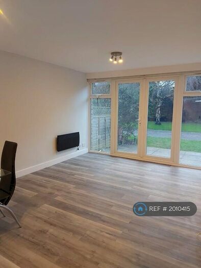 2 Bedroom Flat To Rent In Woodleigh, South Woodford, E18