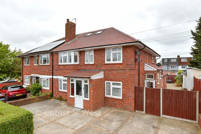 3 Bedroom Ground Maisonette For Sale In North Downs Road, New Addington, Surrey, CR0