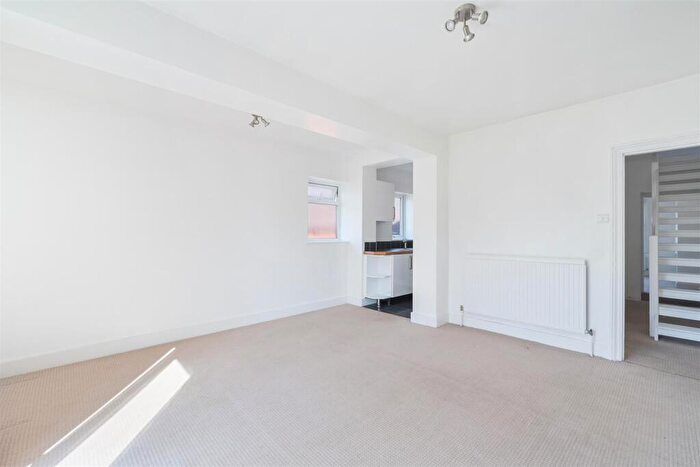 3 Bedroom House For Sale In Endsleigh Road, Merstham, Surrey, RH1