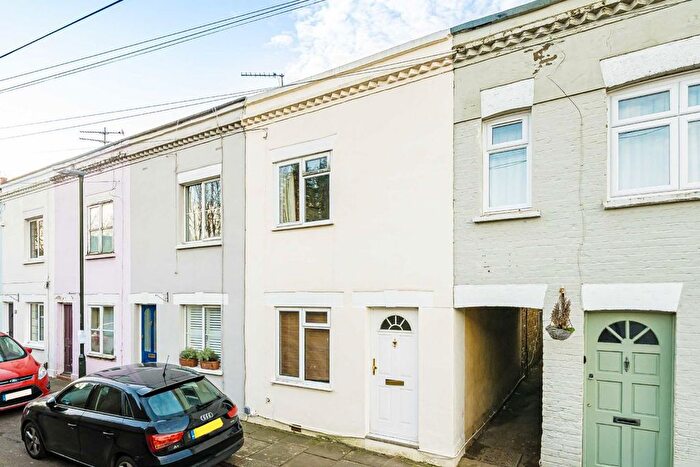 2 Bedroom Property To Rent In School House Lane, Teddington, TW11
