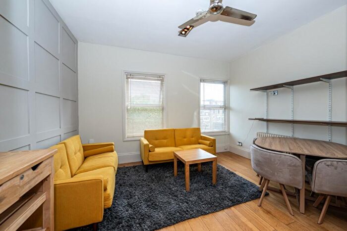 3 Bedroom Flat To Rent In Battersea Park Road, London, SW11