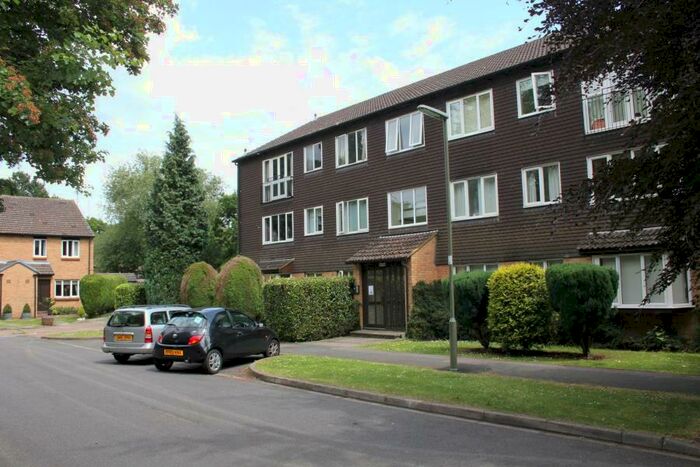 2 Bedroom Flat To Rent In Goldsworth Park, Woking, GU21