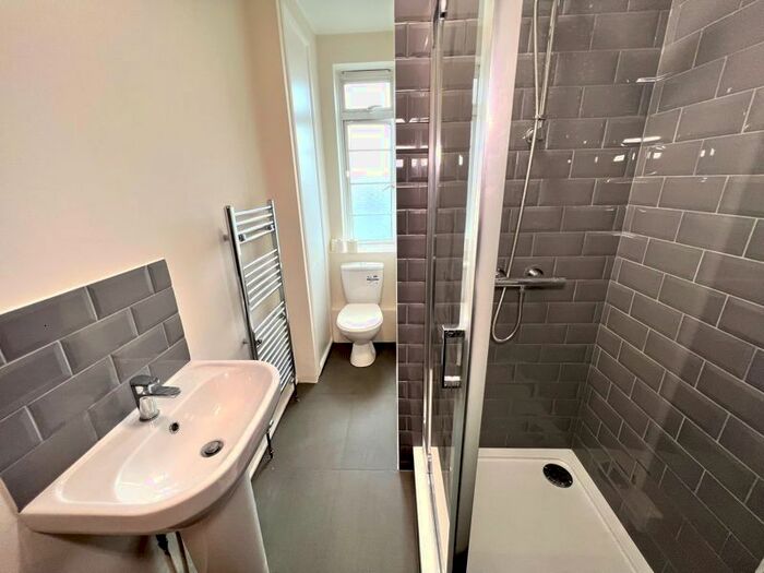 Studio To Rent In Balham High Road, London, SW17