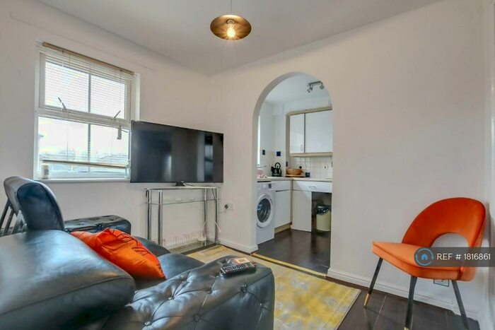 3 Bedroom Flat To Rent In Commercial Way, London, SE15