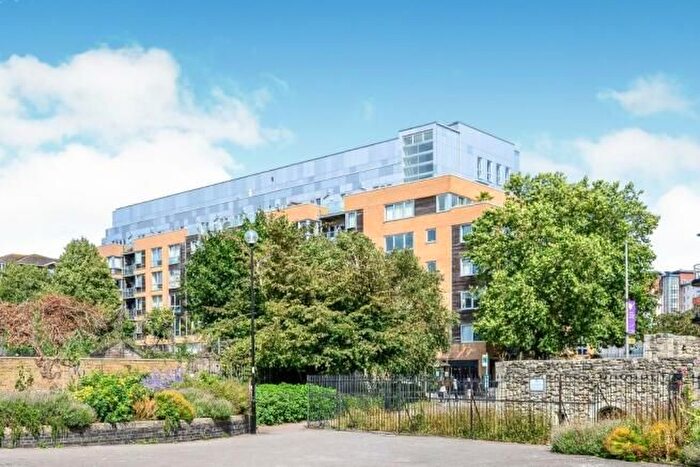 2 Bedroom Flat To Rent In High Street, Southampton, SO14