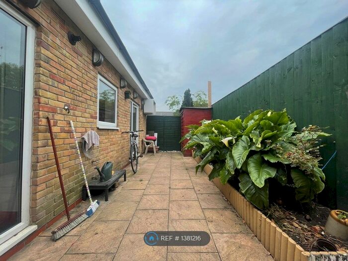 2 Bedroom Flat To Rent In Bramley Close, Hayes, UB3