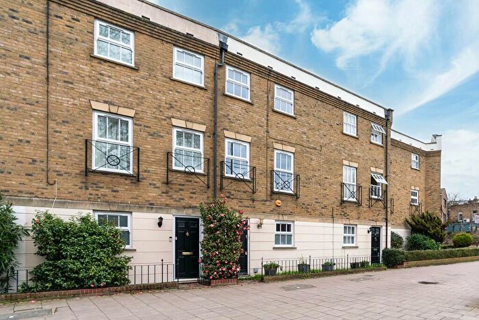 3 Bedroom Town House For Sale In Peckham Rye, London, SE15