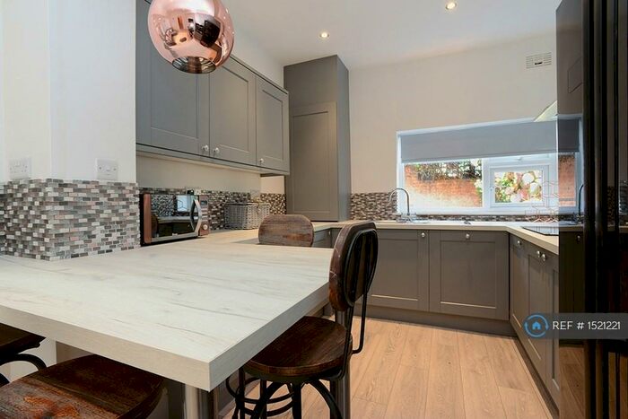 5 Bedroom Semi-Detached House To Rent In Rolleston Drive, Nottingham, NG7