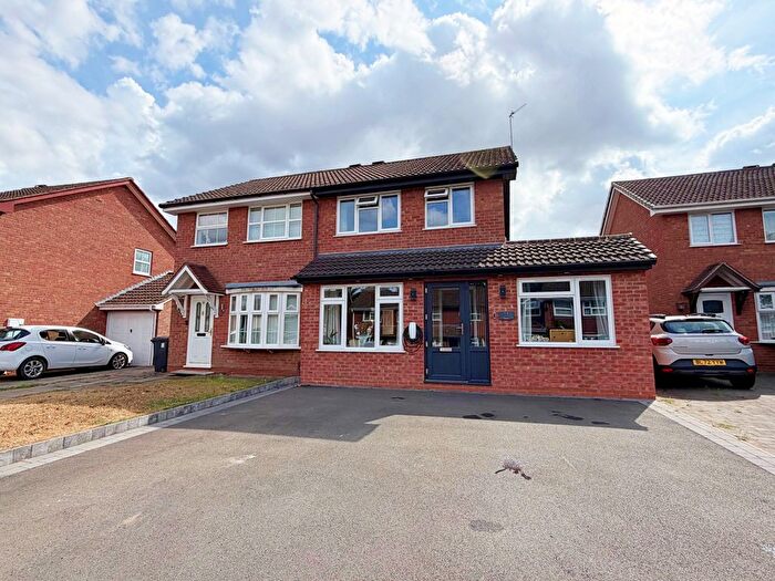 3 Bedroom Semi-Detached House For Sale In Tisdale Rise, Kenilworth, CV8