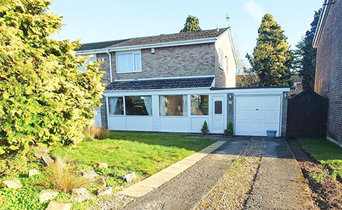 3 Bedroom Semi Detached House For Sale In Manse Close, Doncaster, DN4