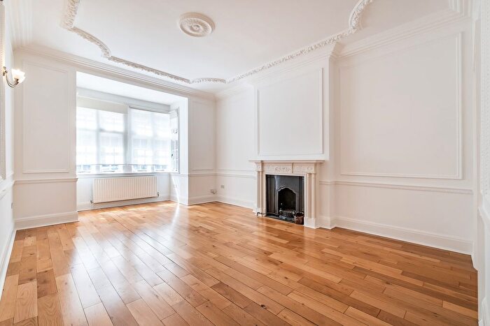 3 Bedroom Flat To Rent In Hornton Street, London, W8