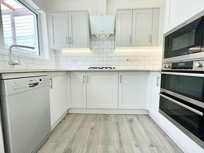 4 Bedroom Terraced House To Rent In Chigwell Road, Woodford Green, Essex, IG8