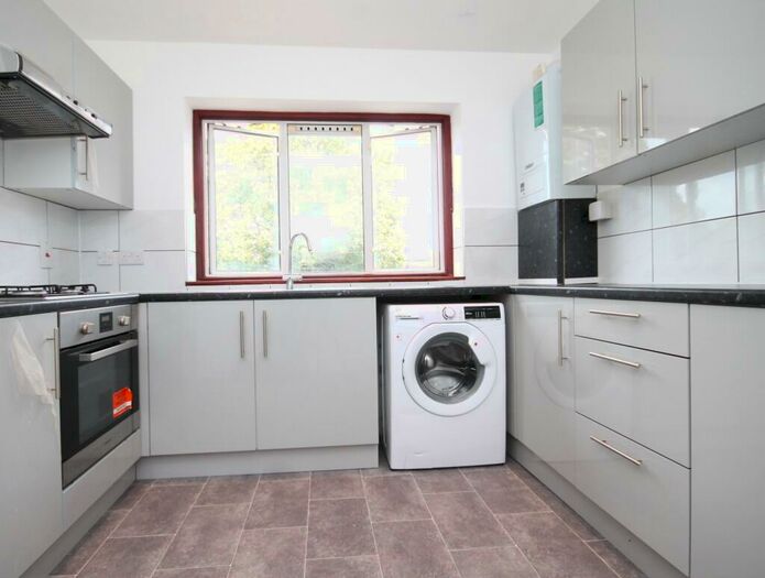 3 Bedroom Flat To Rent In The Drive, Golders Green, NW11