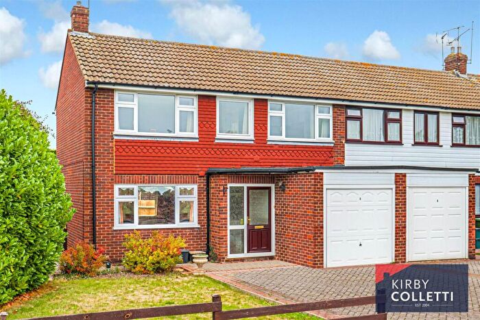 3 Bedroom End Of Terrace House For Sale In Cranbourne Drive, Hoddesdon, EN11