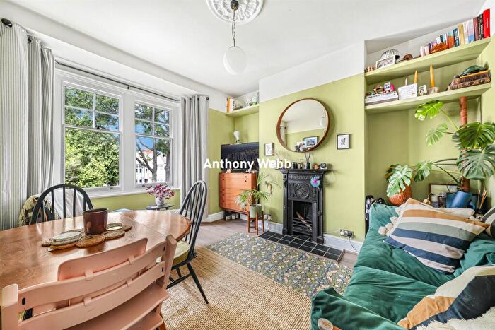 2 Bedroom Flat For Sale In Park Avenue, Palmers Green, N13