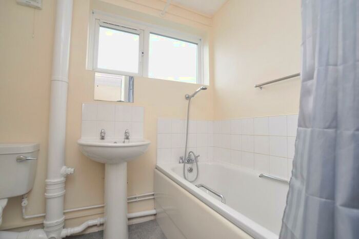 1 Bedroom Flat To Rent In Kennedy Court, Whinbush Road, Hitchin, SG5