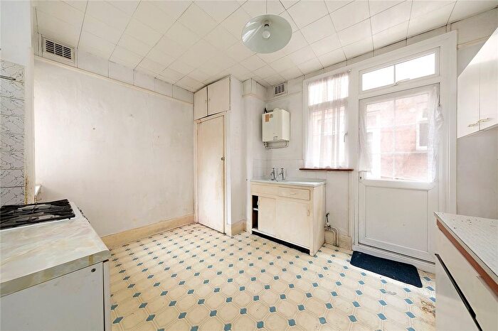 2 Bedroom Flat For Sale In Chestnut Avenue, Hampton, TW12