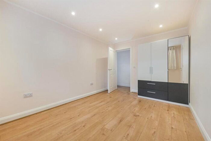 1 Bedroom Flat For Sale In Leeway Close, Hatch End, Pinner, HA5