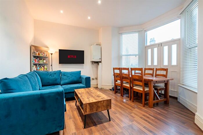 3 Bedroom Flat To Rent In Flat, Lawson Road, Sheffield, S10