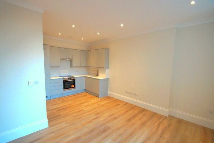 2 Bedroom Apartment To Rent In The Crescent, Bedford, Bedfordshire, To £ Pcm, MK40