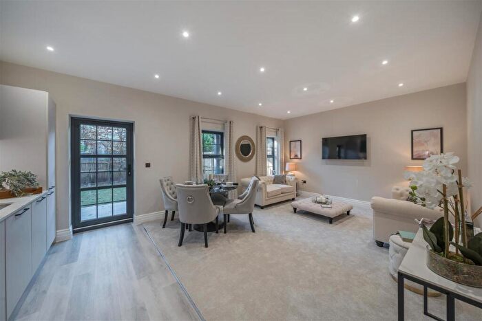 2 Bedroom Apartment For Sale In Shootersway, Berkhamsted, HP4