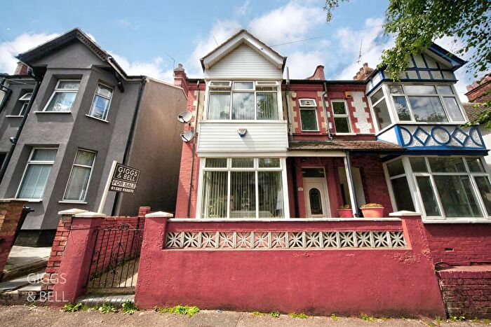 5 Bedroom Semi Detached House For Sale In Conway Road, Luton, Bedfordshire, LU4