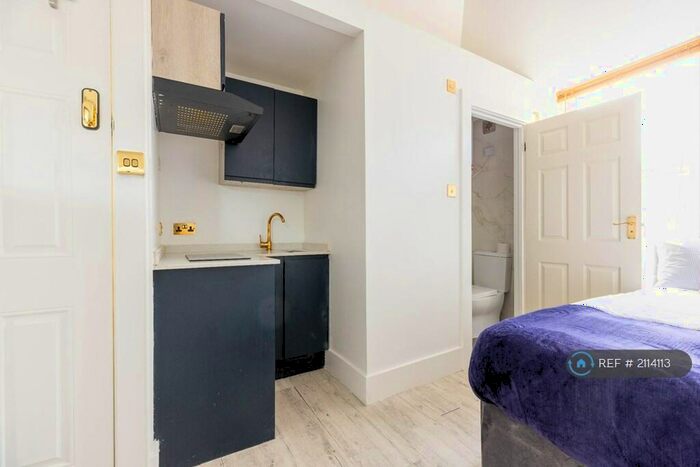 Studio To Rent In Brick Lane, London, E1