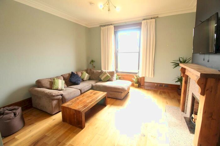3 Bedroom Flat To Rent In Irvine Place, Upper Flat, AB10