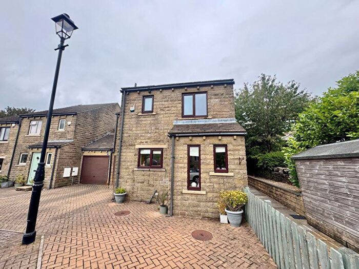 4 Bedroom Detached House For Sale In New Street, Stainland, HX4