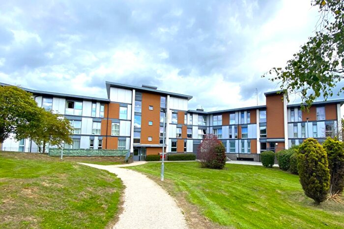 2 Bedroom Flat To Rent In Howlands Court, Commonwealth Drive, Three Bridges, Crawley, West Sussex, RH10
