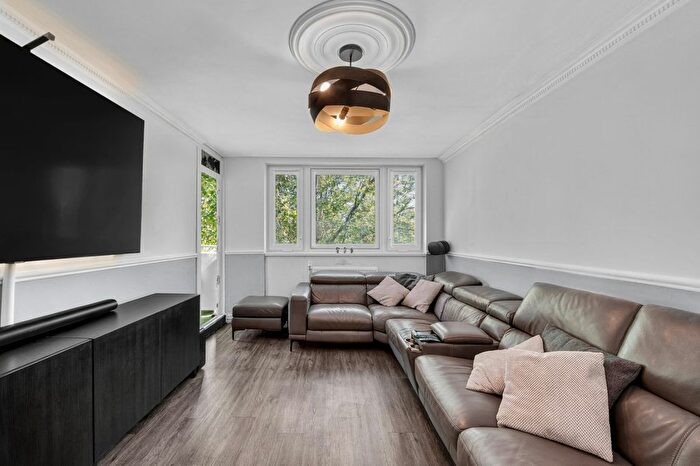 3 Bedroom Flat For Sale In President House, King Square, EC1V
