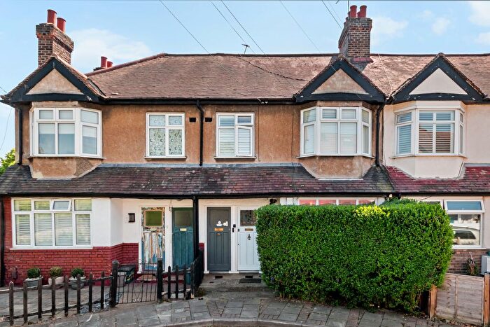 3 Bedroom Maisonette For Sale In Dinton Road, Colliers Wood, London, SW19