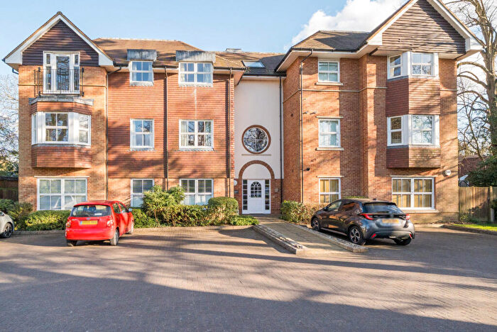 2 Bedroom Flat For Sale In Old Woking Road, West Byfleet, KT14