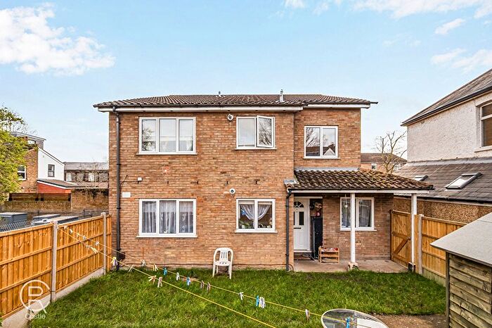 1 Bedroom Flat For Sale In April Close, London, W7