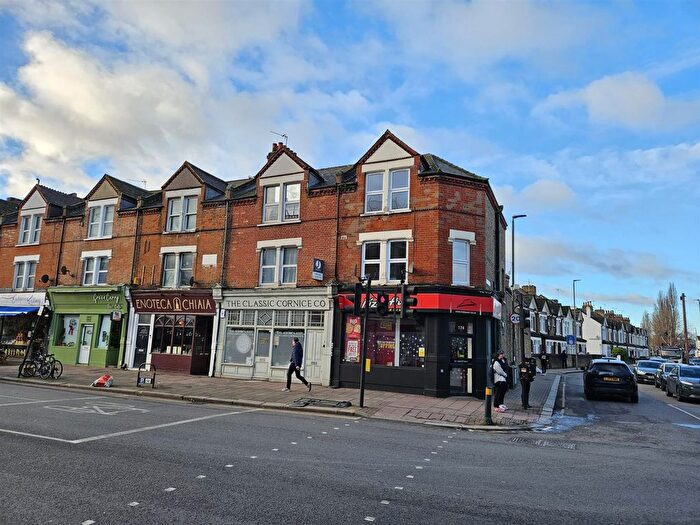 3 Bedroom Flat To Rent In Garratt Lane, London, SW18