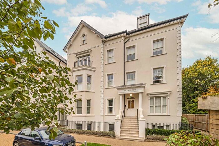 3 Bedroom Flat For Sale In Oak Hill Road, Surbiton, KT6