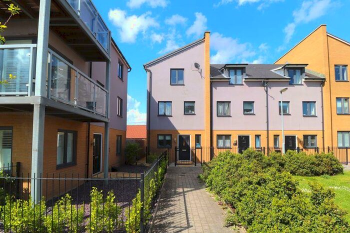 4 Bedroom Town House To Rent In Lime Tree Avenue, Gloucester, GL2