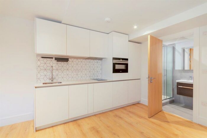 2 Bedroom Apartment To Rent In Queens Road, Weybridge, Surrey, KT13