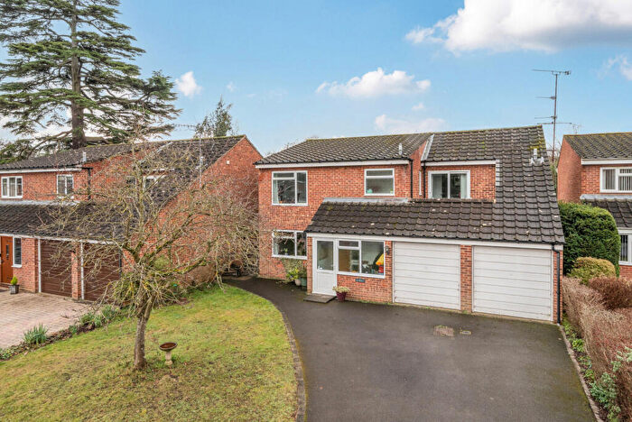 4 Bedroom Detached House For Sale In Highfield Close, West Byfleet, KT14
