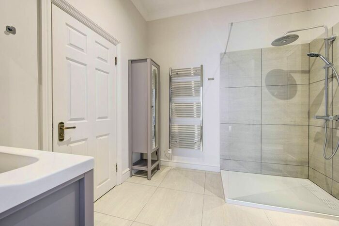 2 Bedroom Flat To Rent In Kempsford Gardens, Earls Court, London, SW5