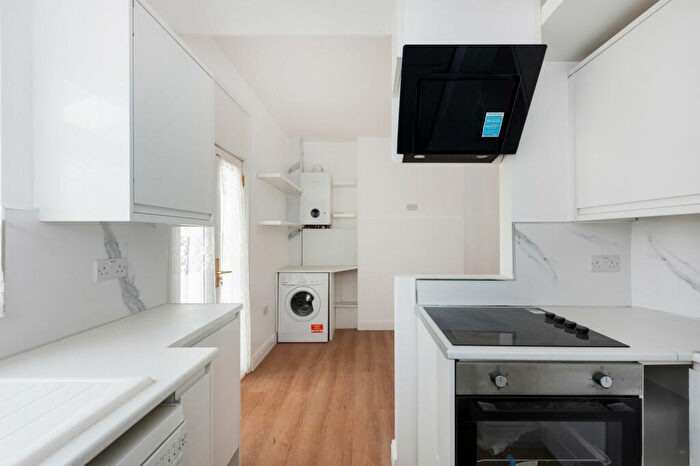 4 Bedroom End Of Terrace House To Rent In Spencer Road, London, N11