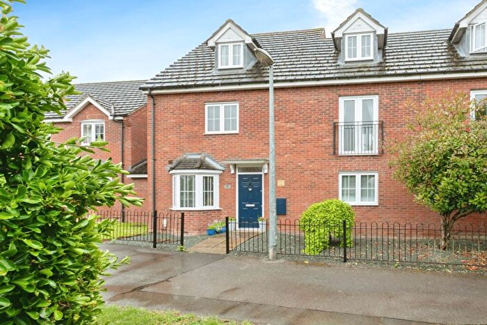 4 Bedroom House For Sale In Foxholes Close, Deanshanger, Buckinghamshire, MK19