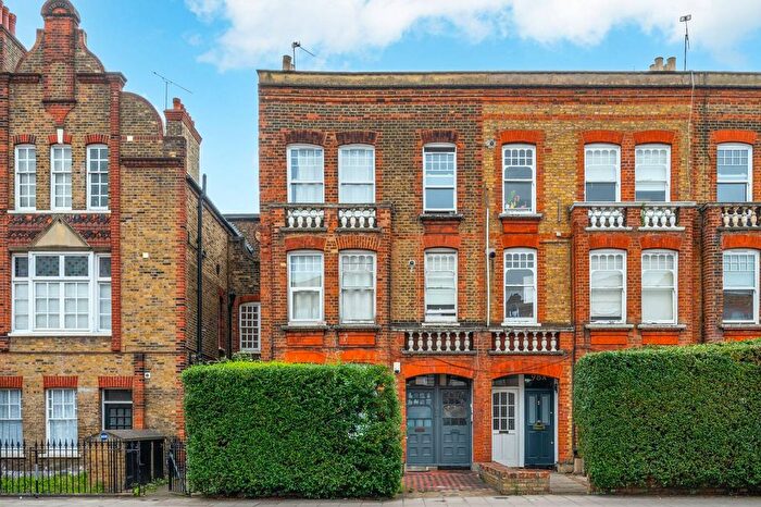 3 Bedroom Flat To Rent In Queenstown Road, Battersea, London, SW8