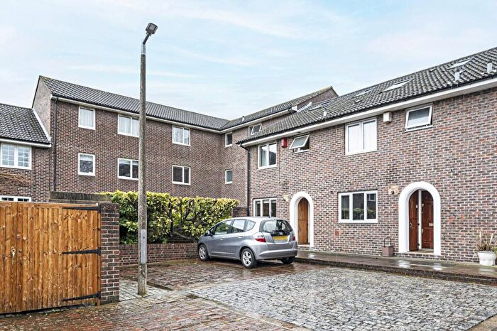 3 Bedroom House To Rent In Sundra Walk, Stepney, London, E1