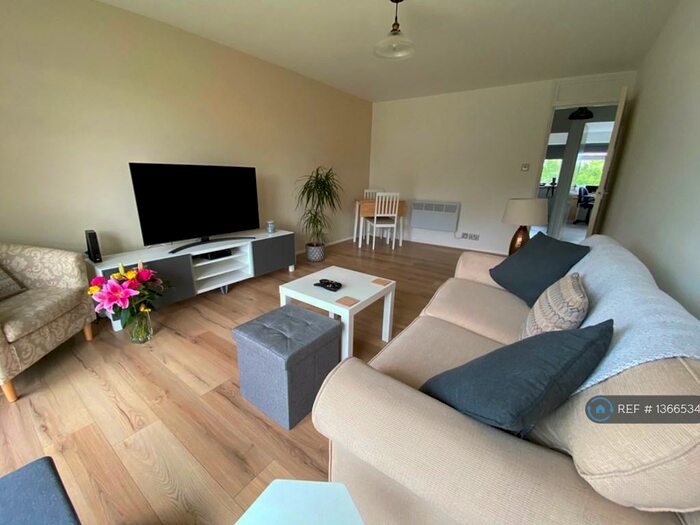 2 Bedroom Flat To Rent In Riverside Close, Bedford, MK42