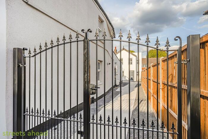 3 Bedroom Flat To Rent In Portland Road, London, SE25