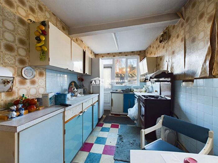 3 Bedroom Semi-Detached House For Sale In Westside, London, NW4