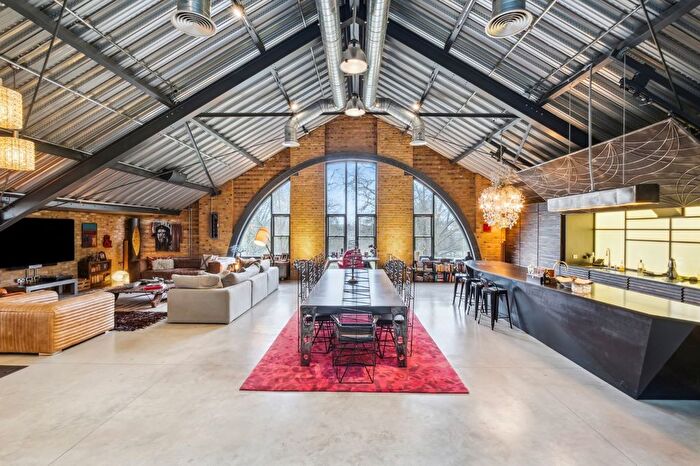 4 Bedroom Flat To Rent In Lawn Lane, Oval, SW8