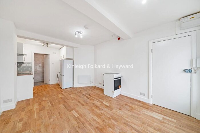 Flat To Rent In Green Lanes, London, N16