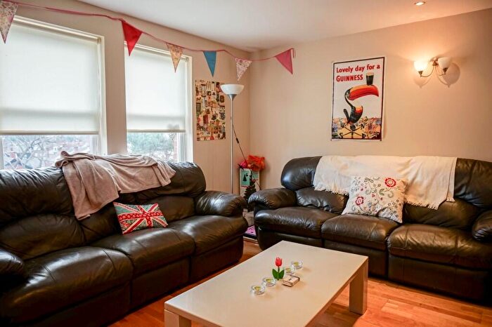 3 Bedroom Flat To Rent In Broomfield Crescent, Leeds, West Yorkshire, LS6